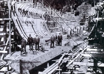 Der eisbrechende Zugfähren-Dampfer SS Baikal teilweise eingerahmt während des Wiederaufbaus in Russland, 1896